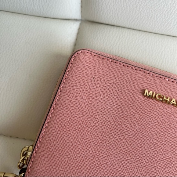 LAST DAY TO PURCHASE! Michael Kors Pink Wallet Zip Wristlet - Picture 2 of 10
